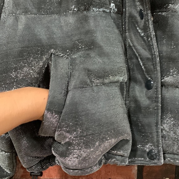 ππHPπ LOVERS + FRIENDS X Revolve Dee Cropped Puffer - Picture 9 of 15